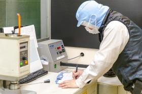 製品ができるまで（製品検査の様子）