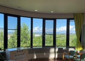 ３階窓からの景観、丘珠空港と緑地が広がります。