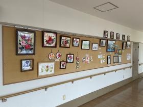 １階廊下には入居者の方の作品を展示しています。