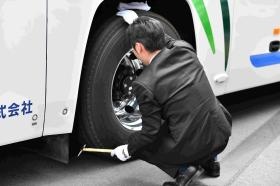 若手のホープ！始業点検！哀愁を漂わす後ろ姿