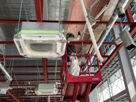 オフィスビル新築に伴う空調設備工事作業