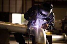 プレハブ加工（溶接）工場内作業