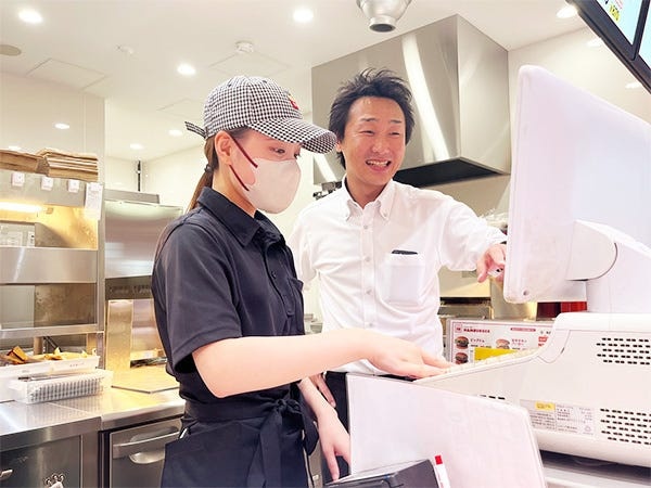 SNSをきっかけに店舗へお客様が殺到する日もあるでしょう。忙しいながらもスタッフと繁盛を喜び合う。そんな温かみを感じられる楽しさもあります。