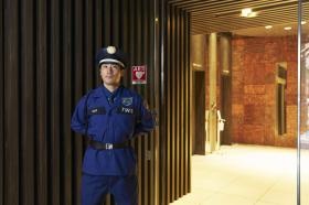 施設警備での立哨（りっしょう）業務です。立って警戒します！