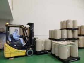 出来上がった原反を運ぶところ