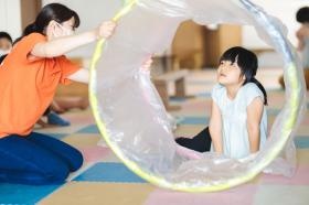 体を使った遊びを提案。待つこともお仕事です。