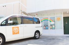 送迎車は５人乗りか８人乗りの普通車です。