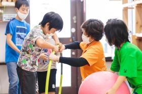 室内でも体を動かして遊びます。