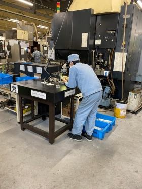 顕微鏡作業風景