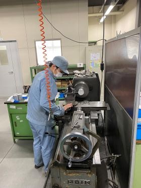 旋盤加工、若い人が活躍中