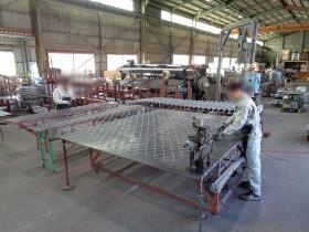 じゃかご組立作業：ひし形金網に枠を取り付けています
