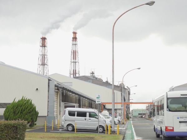 通勤は自家用車、当社送迎バスが選択できます。