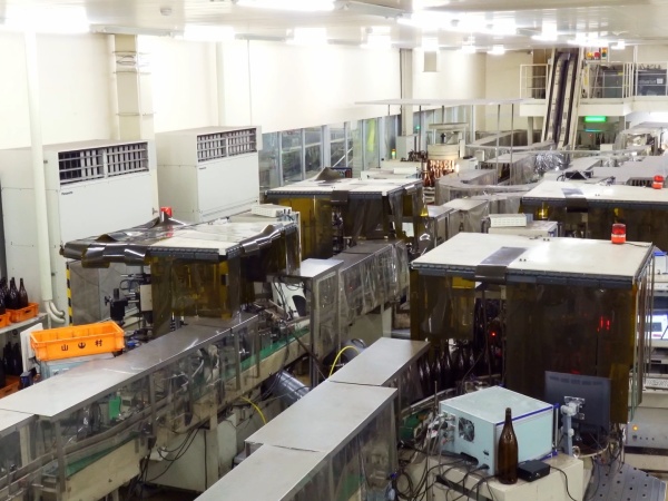 検査作業場はエアーシャワーを通過した先にあります。