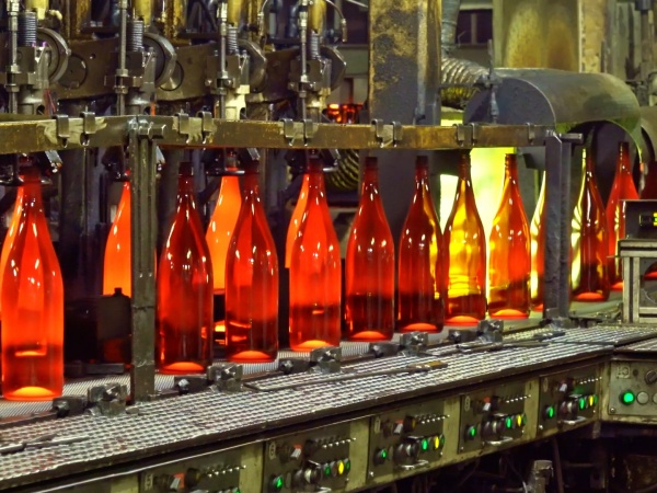 びん製造は自動製びん機にて高速で作られていきます。