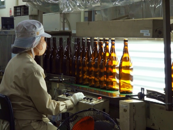 検査機でも検出できない異物、欠点を目視で検出しています。（専門業者へ委託）