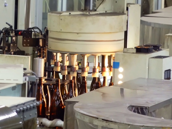 検査作業場は自動検査機にて欠点びんは自動で排せつされます。