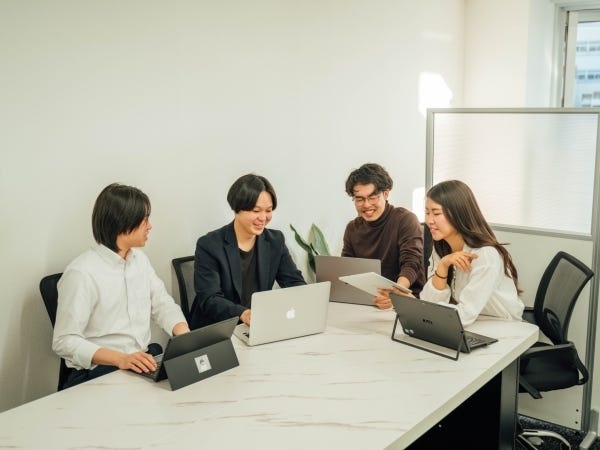 全員が各々の意見を自由に発信できる職場です。代表に直接提案も可能、かつ施策実行のスピード感はスタートしたばかりの会社ならでは