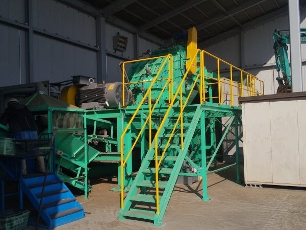 当社では木くずを破砕し、脱炭素化を実現するためのバイオマス発電に必要な木材チップを製造しています。