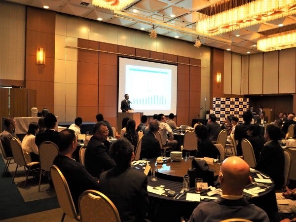 年1回の総会・慰労会では、豪華な食事を食べながらゲームをしたり、豪華賞品があたることも・・・