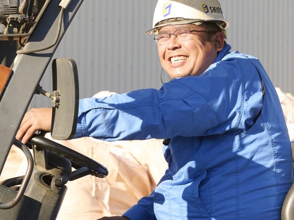 まずは手選別からスタート！廃棄物に関する知識を先輩スタッフが丁寧に教えてくれます♪