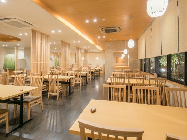120席のゆったりとした食事処。従業員さんの負担軽減のため、配膳ロボット、注文タブレットを導入しています。