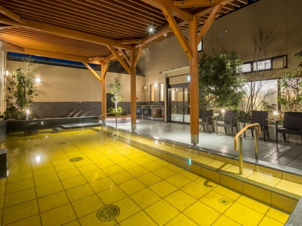 当店自慢の黄金色の天然温泉「超高濃度天然炭酸温泉」美肌効果・アトピー・腰痛・リュウマチ・若返り・子宝湯としてお客様に大変喜ばれています。