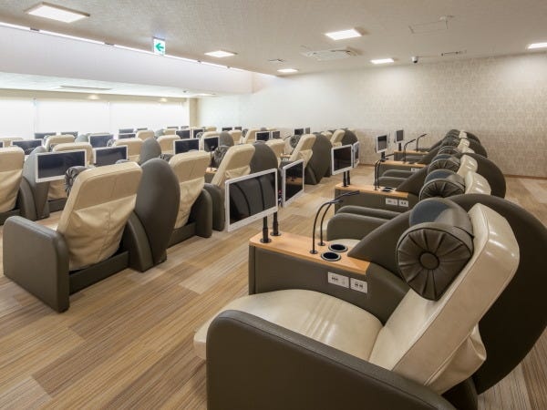 大人のための空間でゆったりとお寛ぎいただいたおります。