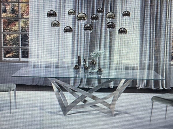 イタリア高級ブランドの家具メーカーのダイニングテーブルセットです。店舗にて販売しております。