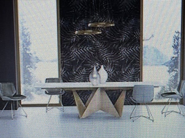 イタリア高級ブランドの家具メーカーのダイニングテーブルセットです。店舗にて販売しております。