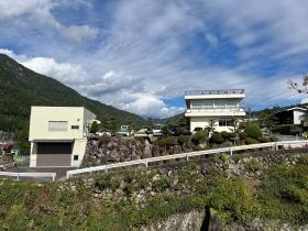 事務所（右）、会議室（左）