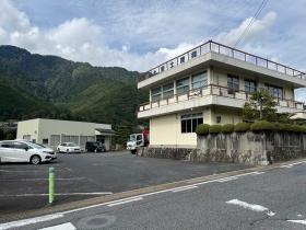 事務所（右手前）、会議室（左奥）