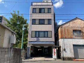 本社事務所ははりまや橋やかるぽーと近くの５階建てのビルです。