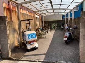 駐輪場は駐車場の隣です。バイク自転車の方はこちらへどうぞ。