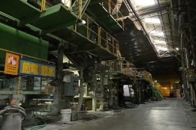 お菓子等の箱になる板紙を製造している板紙工場