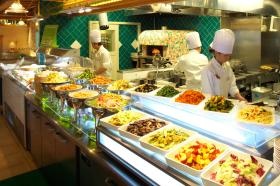 店内はオープンキッチンです。