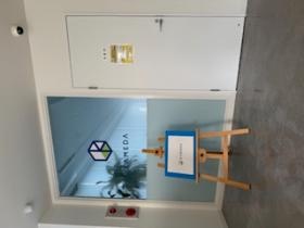 ２階事務所入口。きれいな職場です。