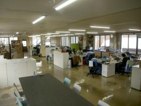 仕切りのない開放的で明るいワンフロアーの事務所