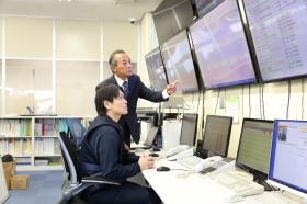 エスピトーム本社、管制室。警備ってかっこいい仕事です！