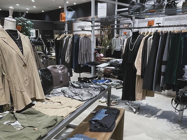 モードなファッションを多くの方に届けたい、そんな想いの詰まったオッズオンコンプレックスの商品。好きな洋服に囲まれて働きませんか？