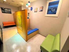 落ち着いた待合室