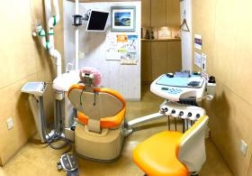 プライベートに配慮した半個室診療室