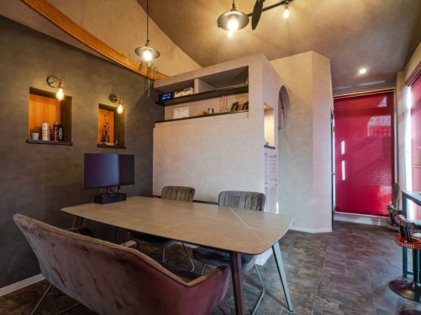 昨年リノベーション済みのきれいな店舗です！