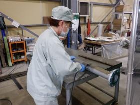 出荷前仕上げ作業風景（女性も活躍中）