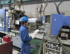 広島工場 作業風景（射出成形技術者）
