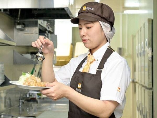 「いつ食べてもおいしい料理」を作るキッチンスタッフ