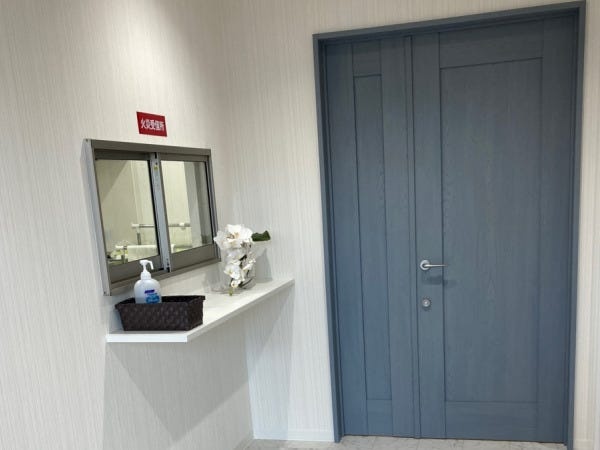 建物内は白とくすみブルーを基調とした配色で、入居者様に安心で快適な環境 を提供しています！