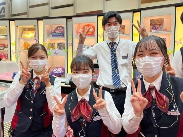 理念唱和・身だしなみ・笑顔チェックで1日スタート。仲間と支え合う文化が根付いています。