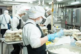 盛付業務の様子