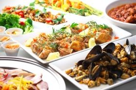 種類豊富な前菜のビュッフェ。