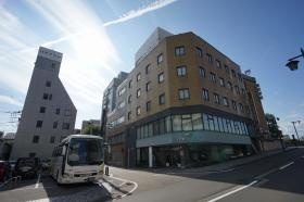 桜橋通りから見たホテル正面／ホテル前と東館に駐車場